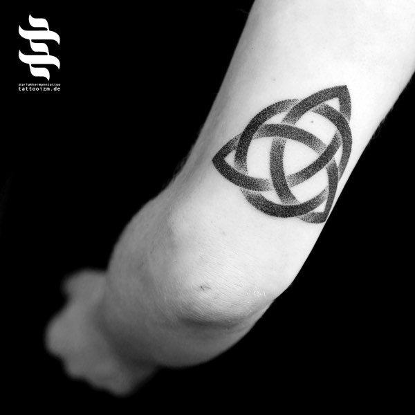 Black und Dotwork Arm tattoo