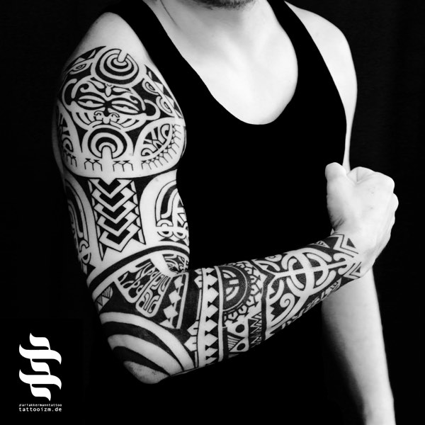 Polynesische ärmel tattoo